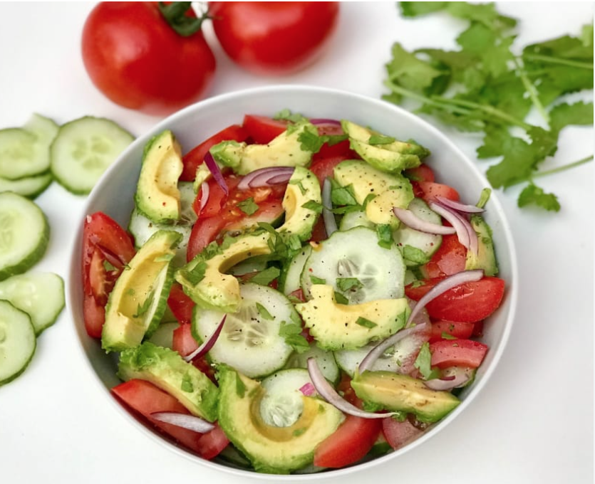 Ensalada con aguacate y jamón de york.